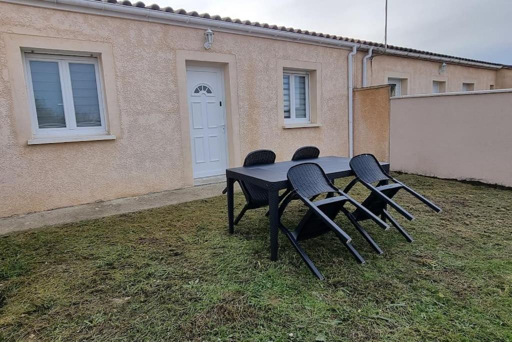Belle Maison Climatisee Renovee Pac-Man Entre Collegues, Amis, Famille - Barbecue - Netflix - Prime - Baby Foot 50Cts Saint-Seurin-sur-l'Isle Exterior photo