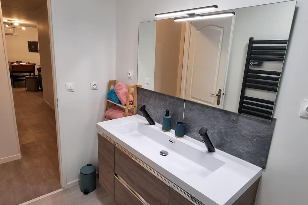 Belle Maison Climatisee Renovee Pac-Man Entre Collegues, Amis, Famille - Barbecue - Netflix - Prime - Baby Foot 50Cts Saint-Seurin-sur-l'Isle Exterior photo